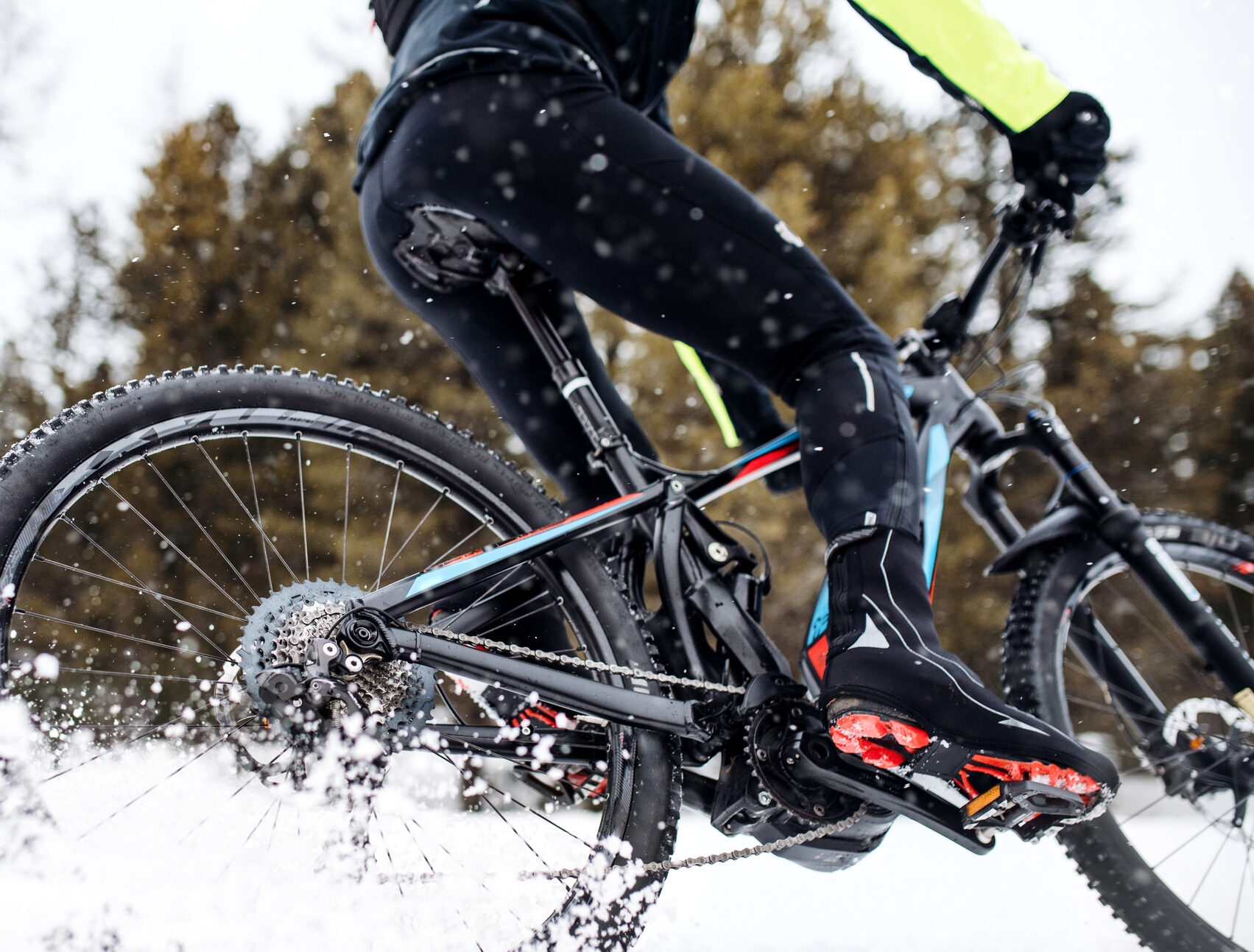 Midsection of mountain biker riding in snow outdoors in winter in Darlexx SportKnit fabric.